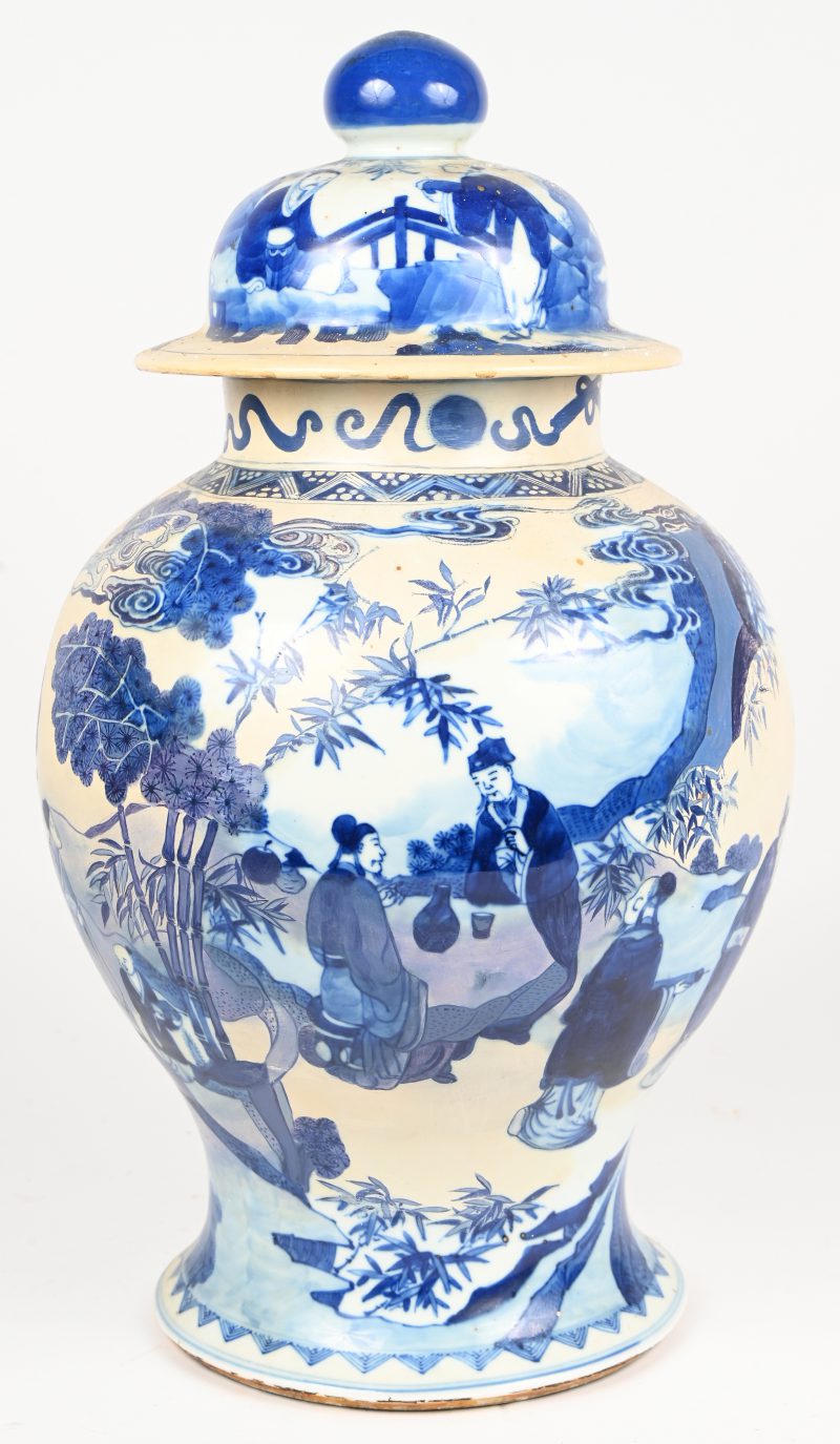 Een Chinees porseleinen dekselvaas. Blauw-wit met landschap en figuren in het decor.
