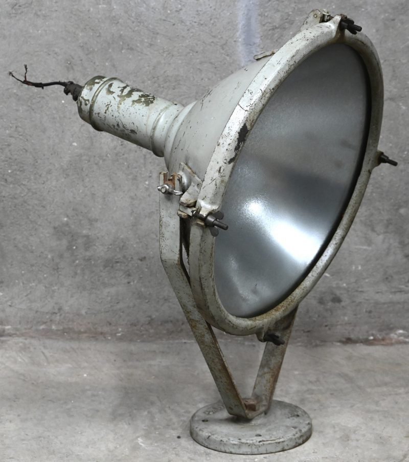 Een vintage Engels industriële spotlamp. Gemerkt aan de voet.