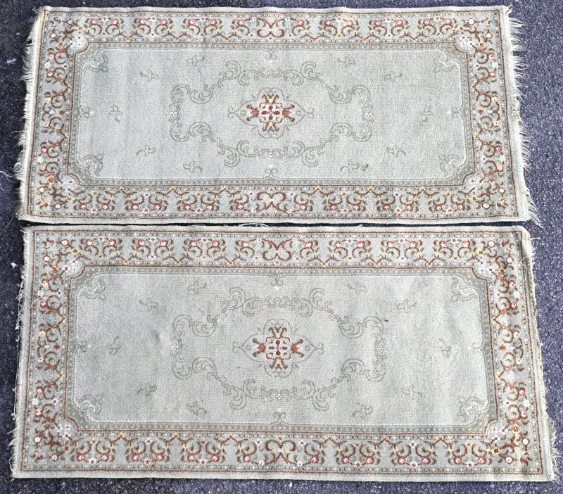 Een paar Perzisch handgeknoopt tapijtjes.