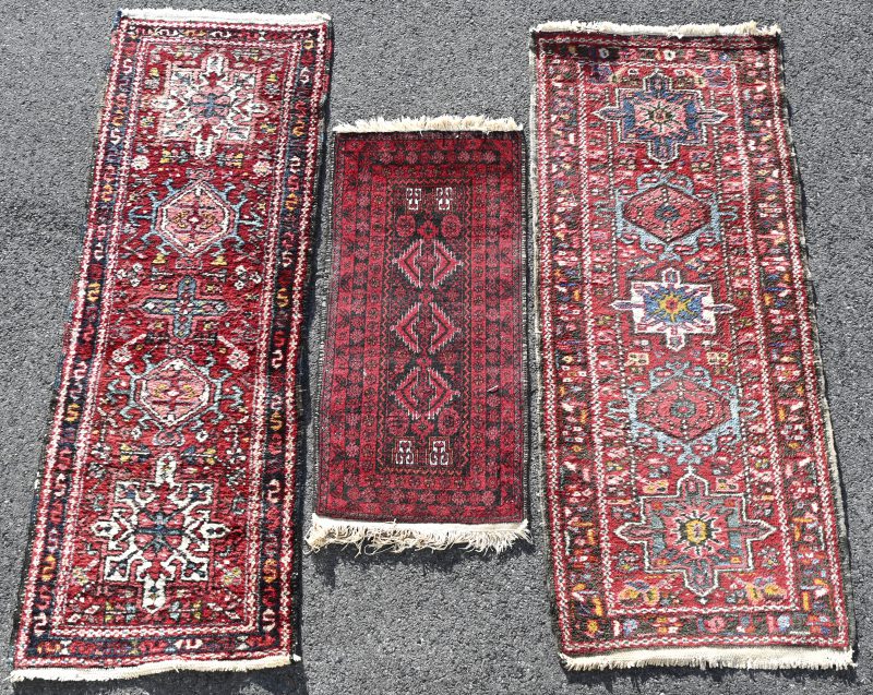 Een lot van 3 handgeknoopte Perzische tapijtjes.