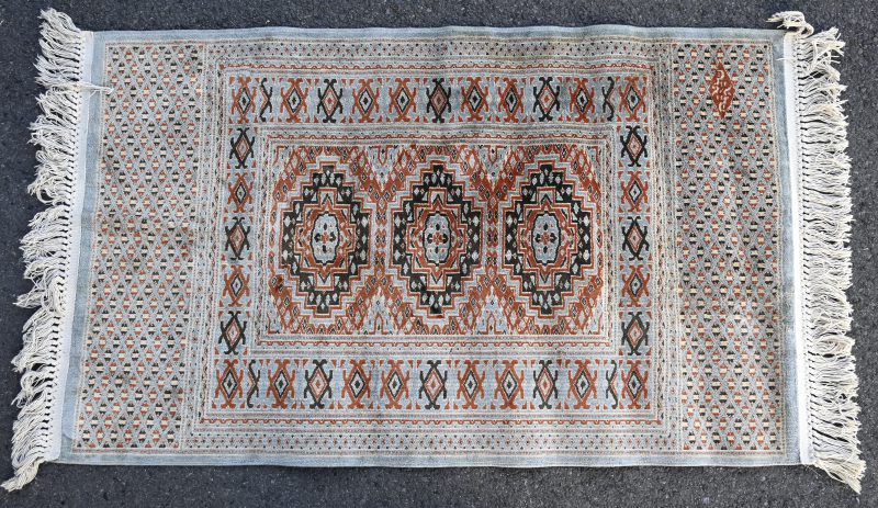 Een Perzisch handgeknoopt tapijtje.