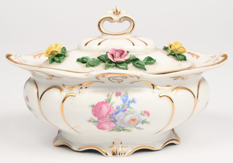 Een Duits porseleinen bonbonière met florale elementen en vergulde details. Onderaan gemerkt.