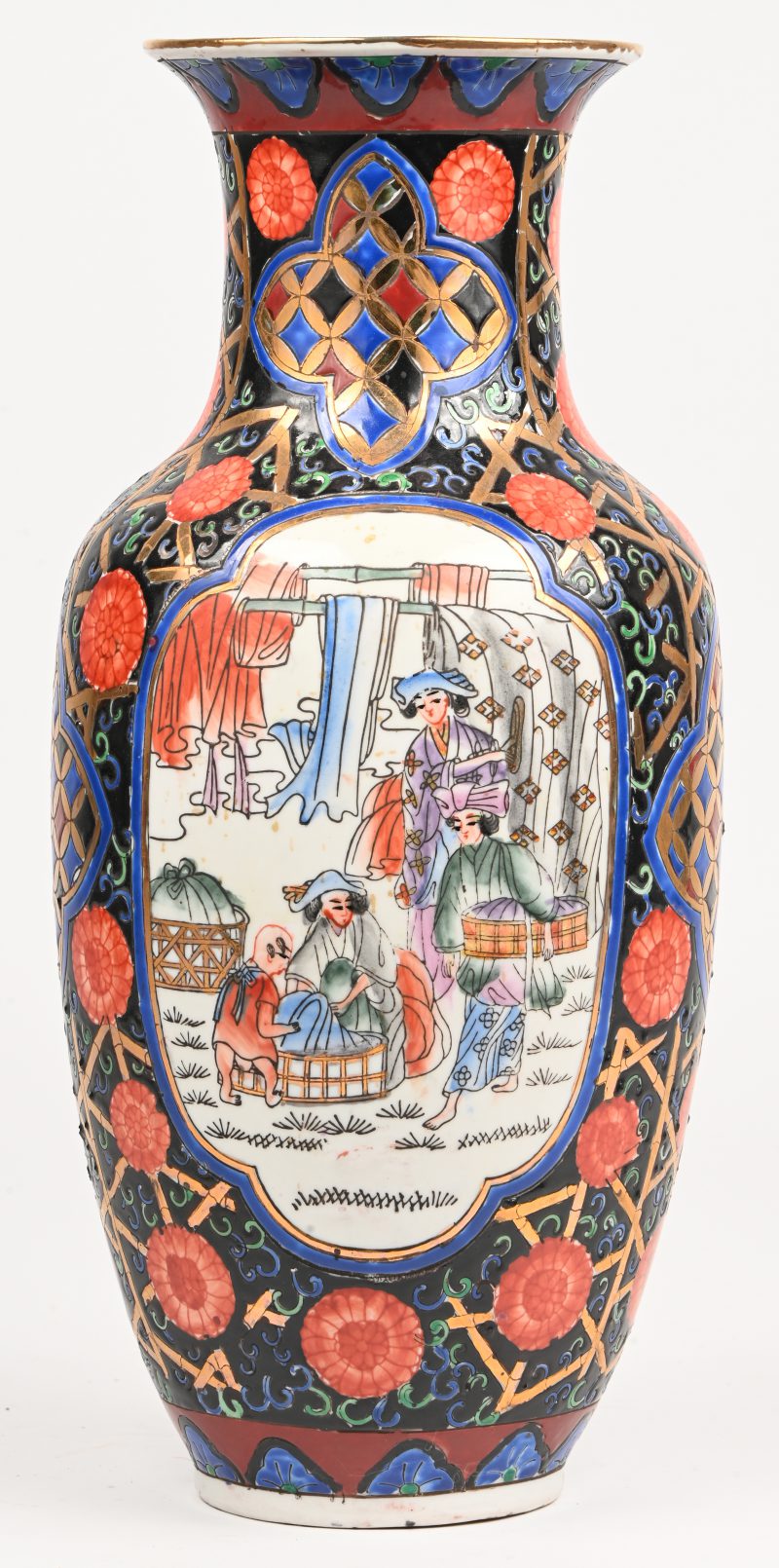 Een Chinees porseleinen vaas met figuren en geometrische elementen in het decor. Onderaan gemerkt.