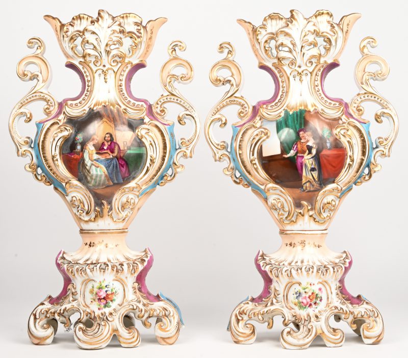Een paar Frans polychrome vazen met romantisch en floraal decor. 19e eeuws. 1 vaas met breukschade aan de voet.