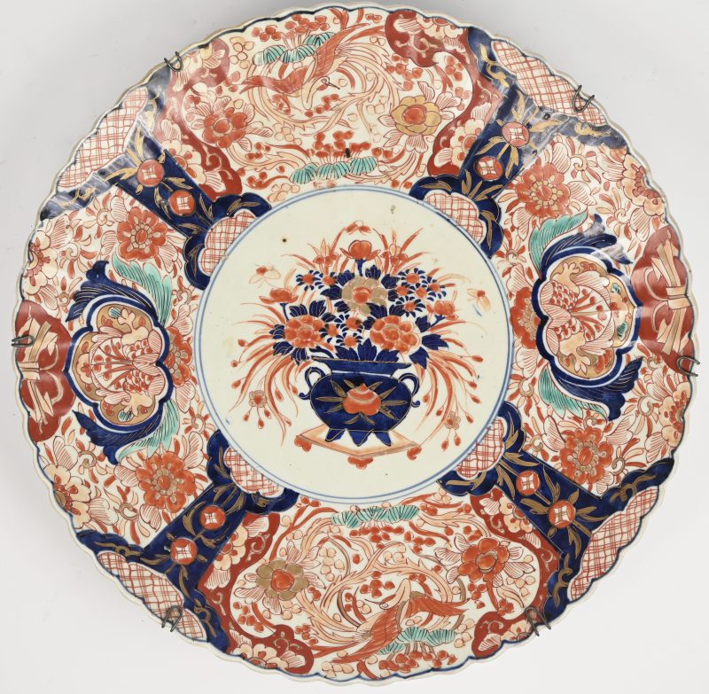 Een Imari porseleinen sierbord met floraal decor. 19e eeuws.