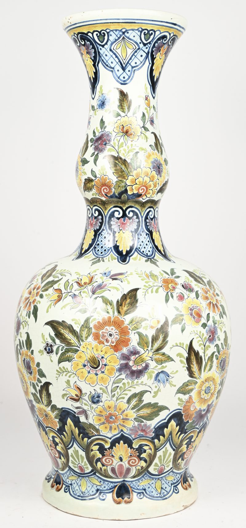 Een porseleinen meerkleurig Delft vaas met floraal decor. Onderaan gemerkt.