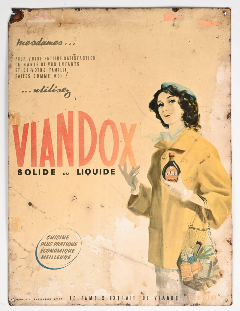 Een vintage gepatineerd, emaille reclamebord met een Viandox advertentie. Roestsporen aan de hoeken.