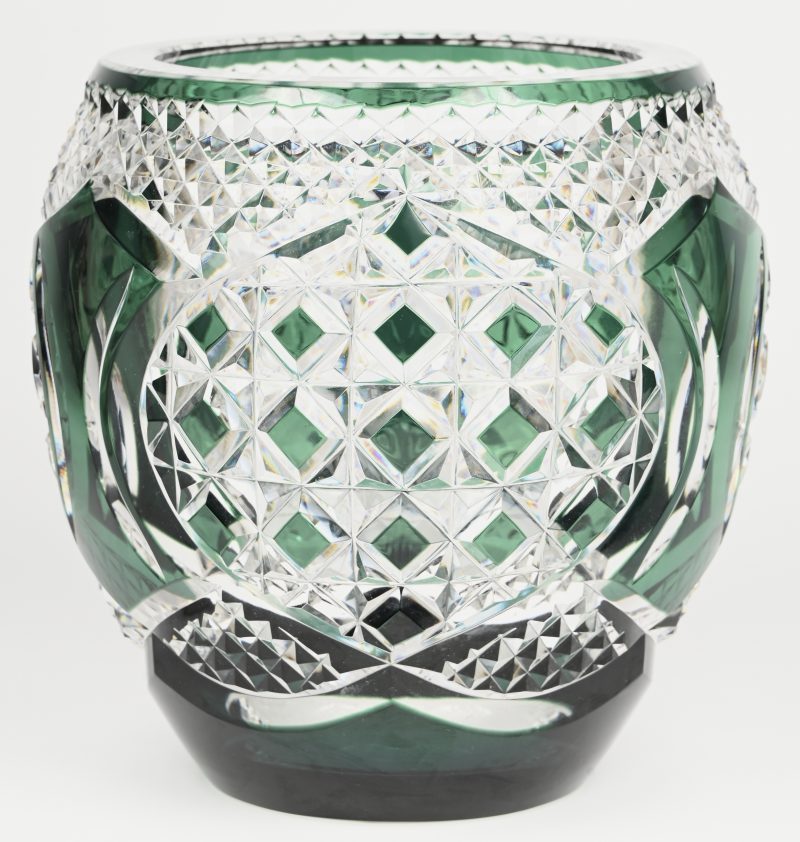 Een kristallen vaas, groen en kleurloos, getekend Val Saint Lambert, Xavier Crespo, PUT 93/456.