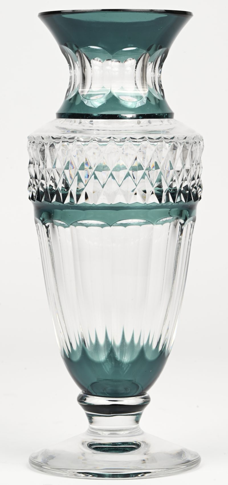 Een kristallen vaas, kleurloos en groen, getekend Val Saint Lambert.