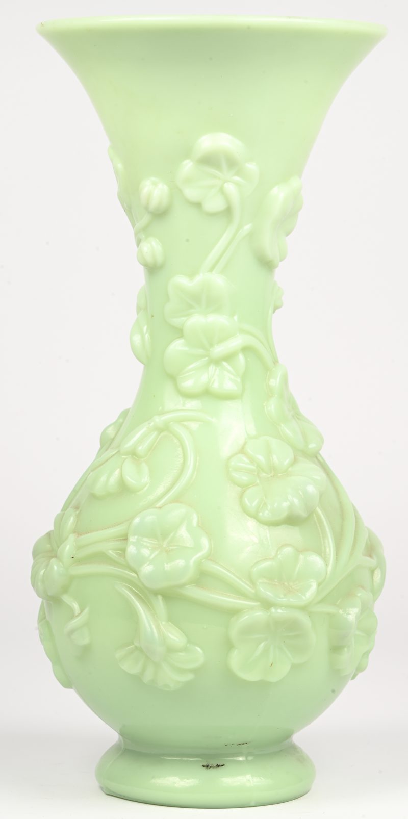 Een groene opaling vaas met bloemen in reliêf, laat 19e- vroeg 20ste eeuws.