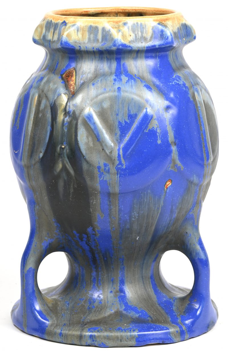 Een meerkleurige Art Deco vaas, onderaan gemerkt  toegeschreven aan Thulin faïence.
