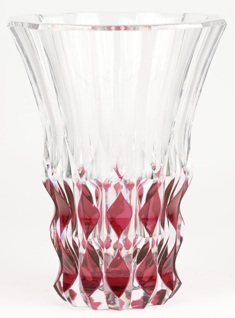 Een vintage kristallen Val Saint Lambert vaas met rood in de massa, onderaan gemerkt.