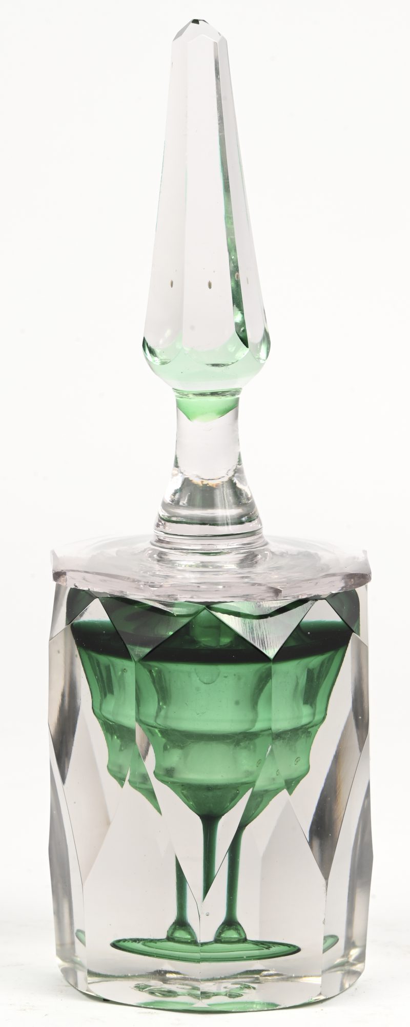 Een vintage kristalglazen parfum flesje met groen in de massa. Schilferschade aan de bodem.