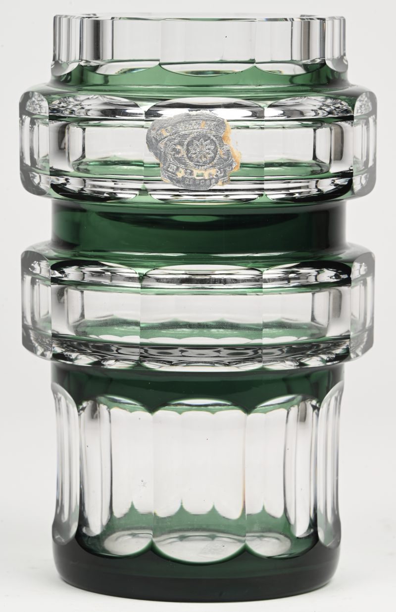 Een vintage kristallen Val Saint Lambert vaas met groen in de massa, met label gemerkt.