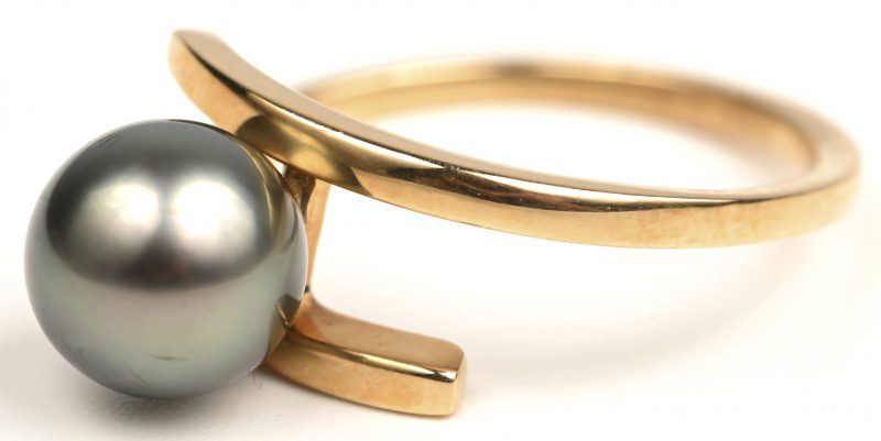 Een 18 kt geelgouden ring bezet met een grijze parel.