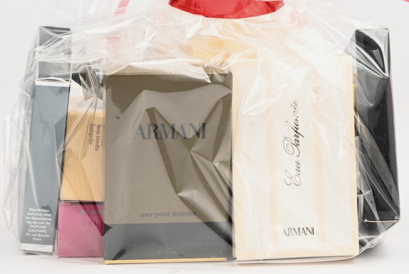 Een lot luxe parfumstalen van verschillende merken waaronder: Armani, Davidoff, Joop, Leonard, Van Cleef & Arpels, Versace. e. a.