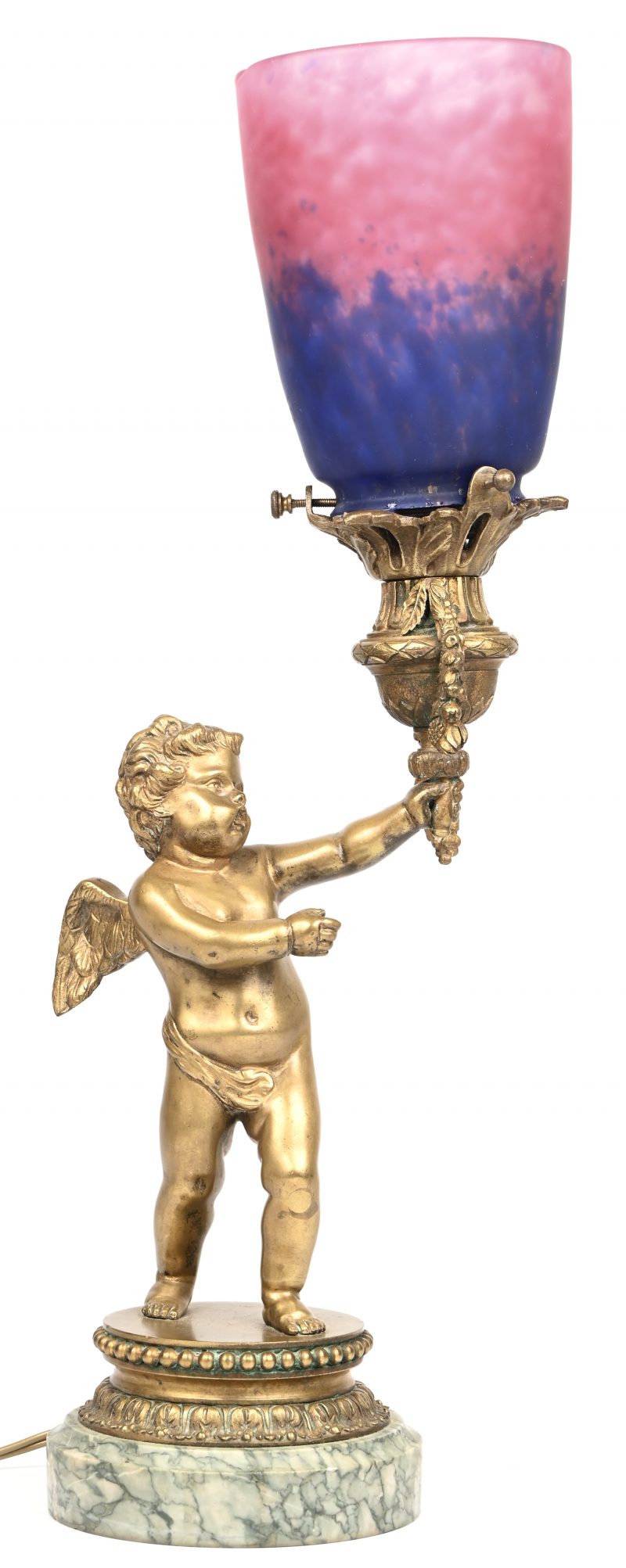 Een bronzen putto met lamp op groen marmeren sokkel, glaspasta kapje gemerkt ‘Schneider’.