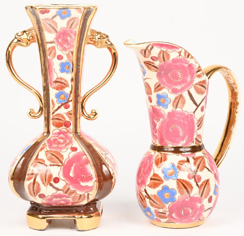 Een vaas en karaf met polychroom handgeschilderd bloemdecor en vergulde accenten.