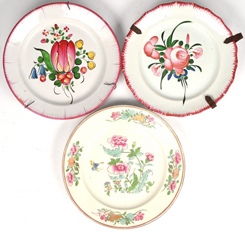 Een lot van drie porseleinen borden, waarvan 2 Strasbourg en een bord in de stijl van de famille rose met bloemdecor.