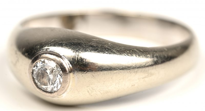 Een 18 kt witgouden ring met een briljant van +-  0,20 ct.