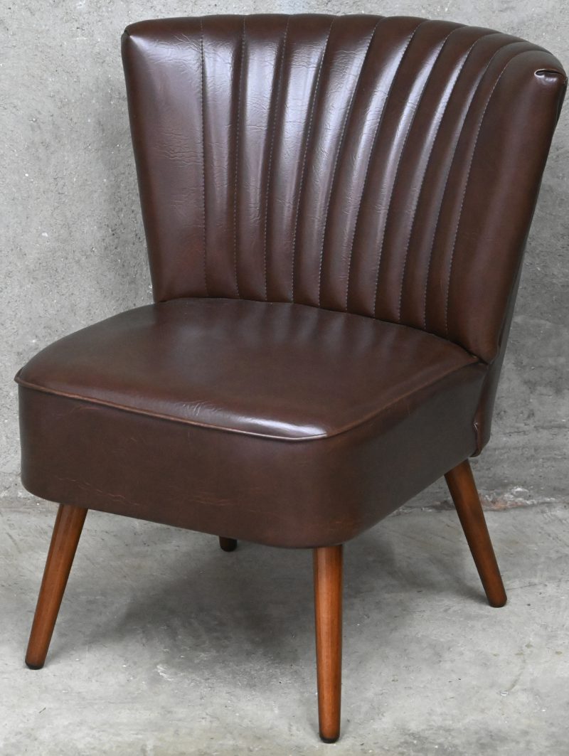 ‘Expo stoeltje’, een vintage kuipstoeltje in bruine skai op houten pootjes.