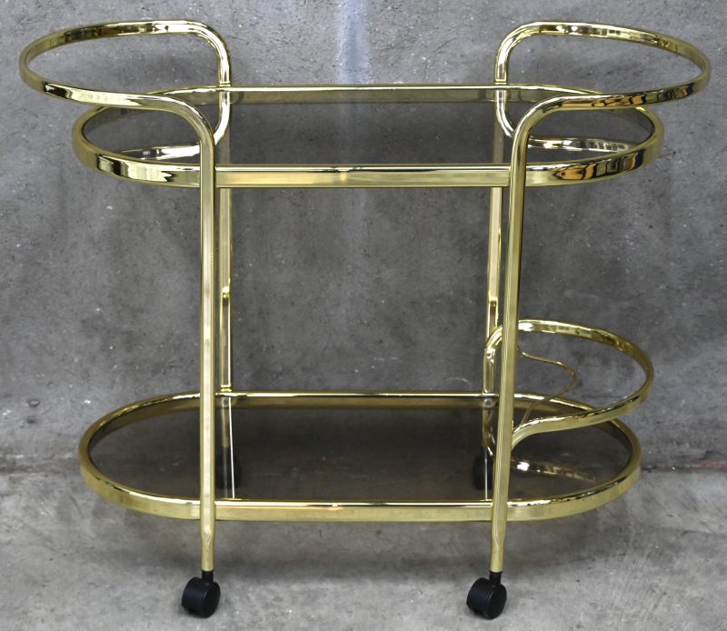 Een vintage goudkleurige bar-cart met 2 fumé glazen bladen.