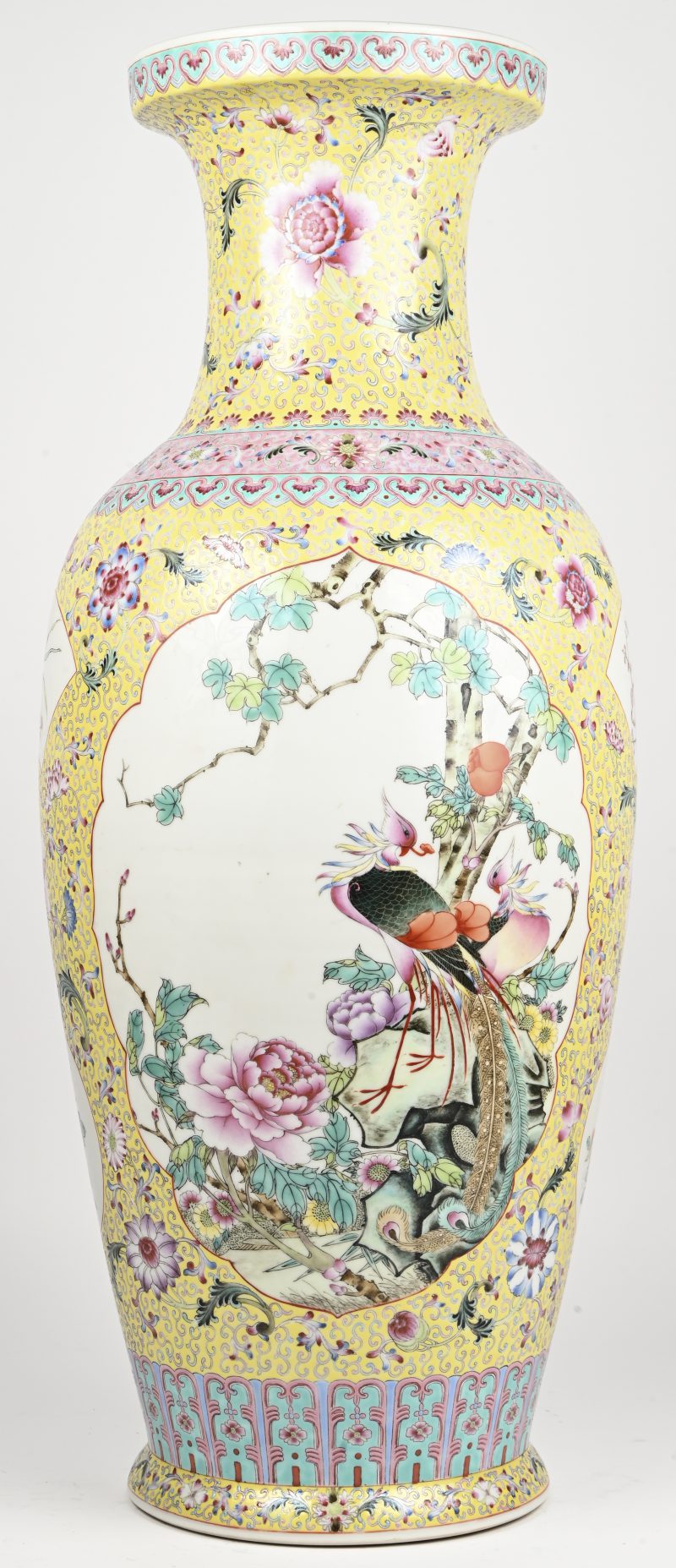 Een Chinese Famille Jaune vaas met het decor van een vogel op een tak.