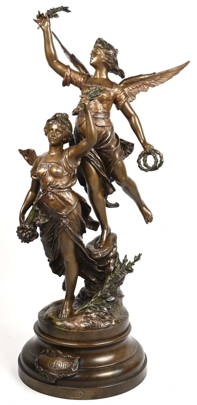‘La Gloire’, een zamakken beeld met een engel en een lopende dame, naar Moreau.