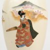 Een Satsuma vaas met 3 Geisha figuren in het decor.