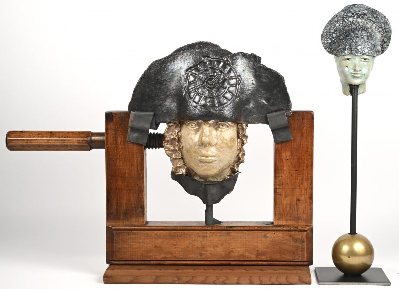 Een set van 2 keramische hoofden, vermoedelijk van dezelfde kunstenaar, het blauwe hoofdje draagt een monogram achteraan.