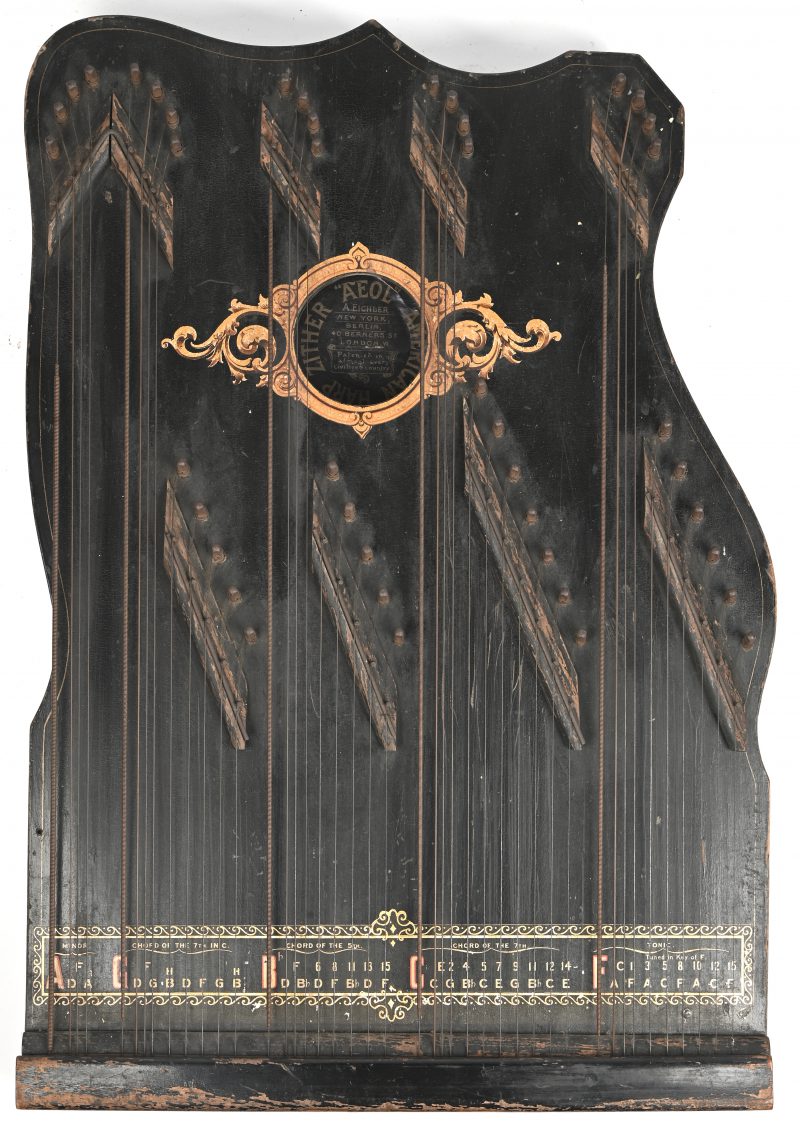 “AEOL” Een Amerikaanse Harp Zither. Een houten snaarinstrument, binnen in gemerkt met label;  A.Eichler Company. Medio 1900-1925.
