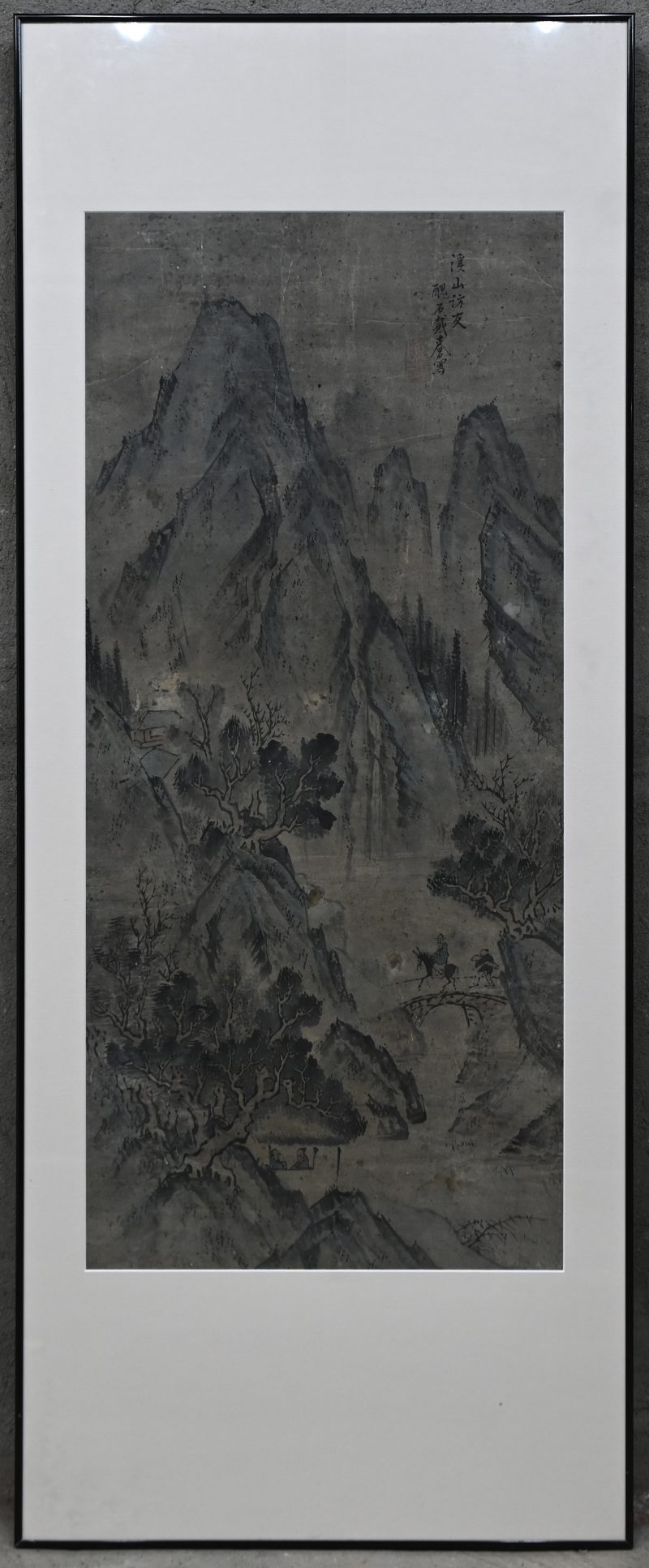‘Bergzicht met brug en huisjes’, aquarel op papier met witte passepartout.