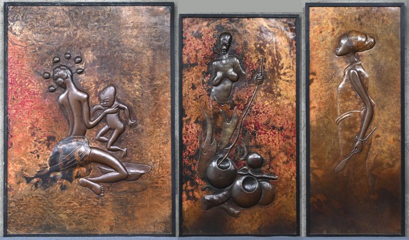 Een lot van 3 brons gegoten beeldpanelen met Afrikaanse figuren in het reliëf,