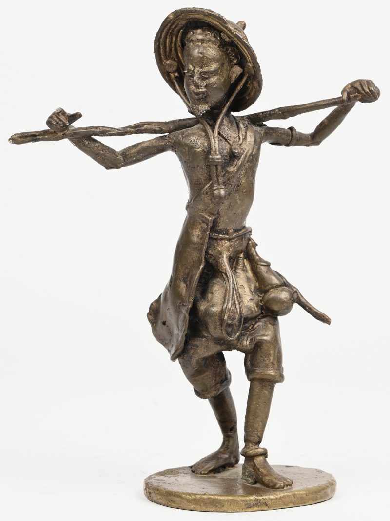 Een brons gesculpteerd beeldje van een Aziatisch figuur met strohoed.