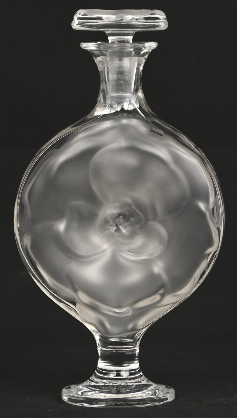 “Moulin Rouge”. Een glazen parfumflesje met bloem motief. Verso gemerkt, Medio 40-70.