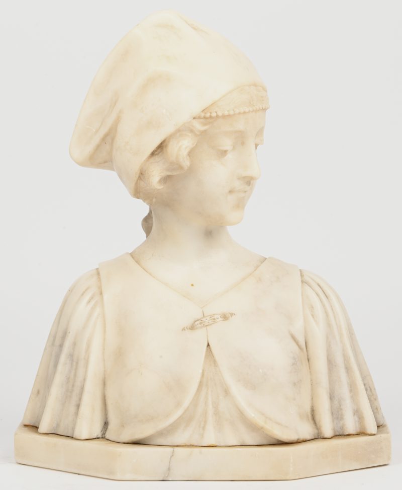 “Dame met kap”. Een uit marmer en albast gesculpteerde buste. Achteraan gesigneerd, medio 1900.