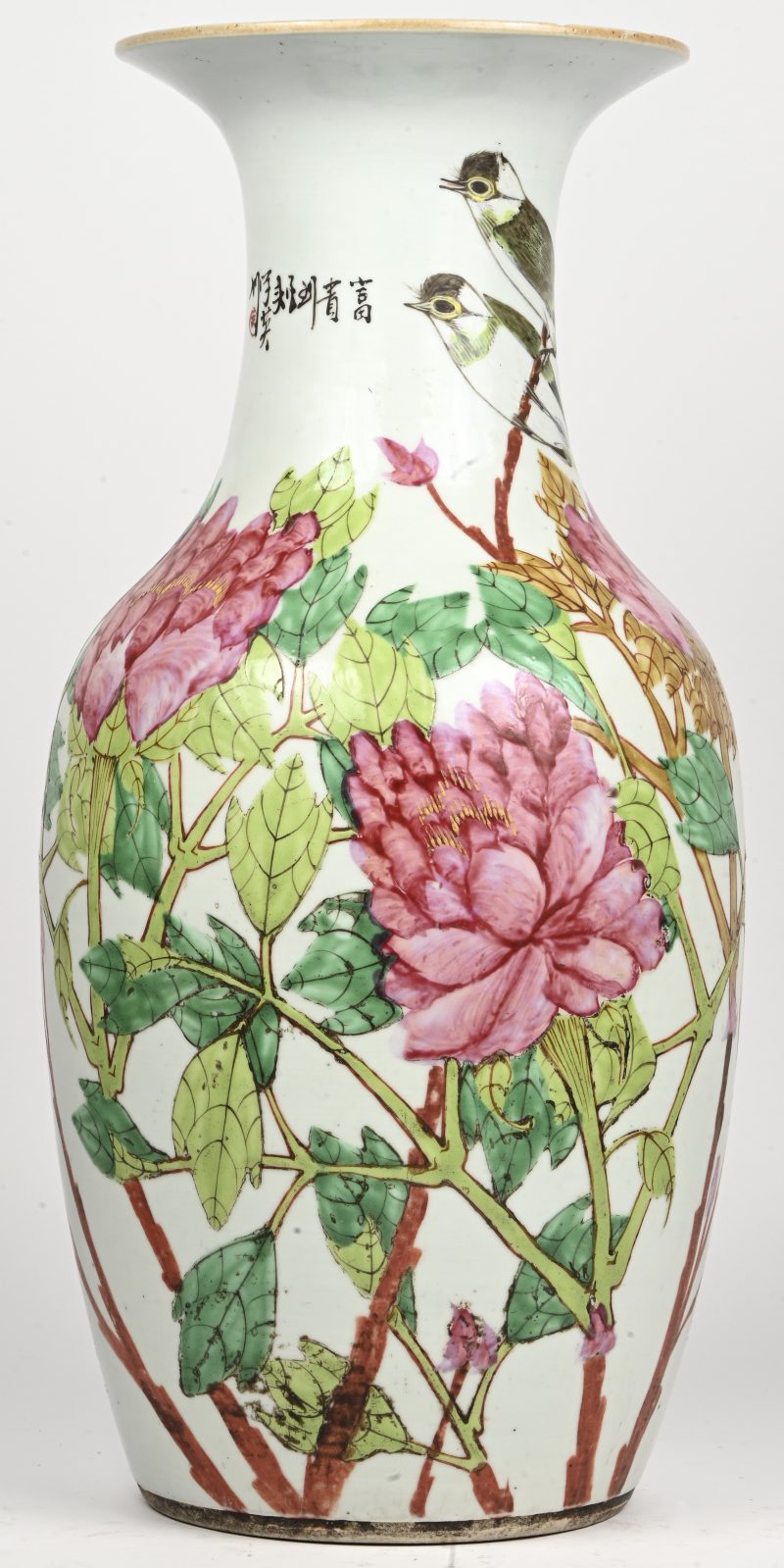 Een polychroom Chinees porseleinen vaas met bloemdecor.