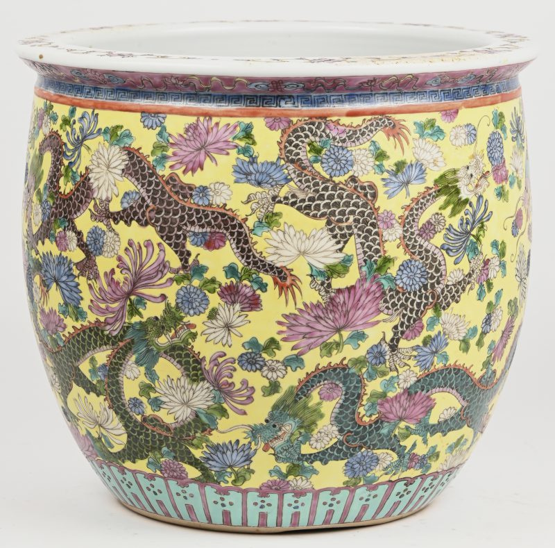 Een Chinees porseleinen cache-pot. Famille Jaune met drakenpatroon en floraal decor.