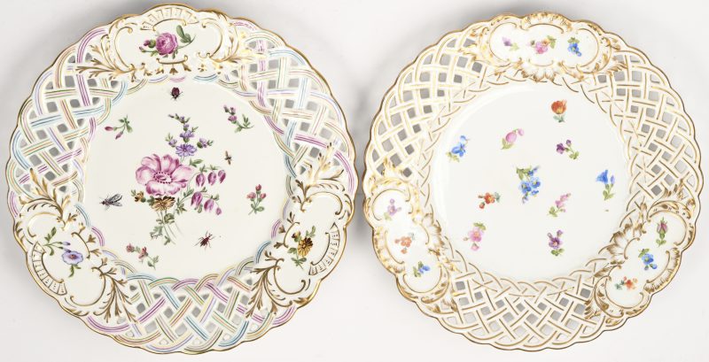 Een lot van 2 porseleinen bordjes met gevlochten rand, waarvan 1 Meissen gemerkt en 1 Vieux Paris. Met floraal decor.