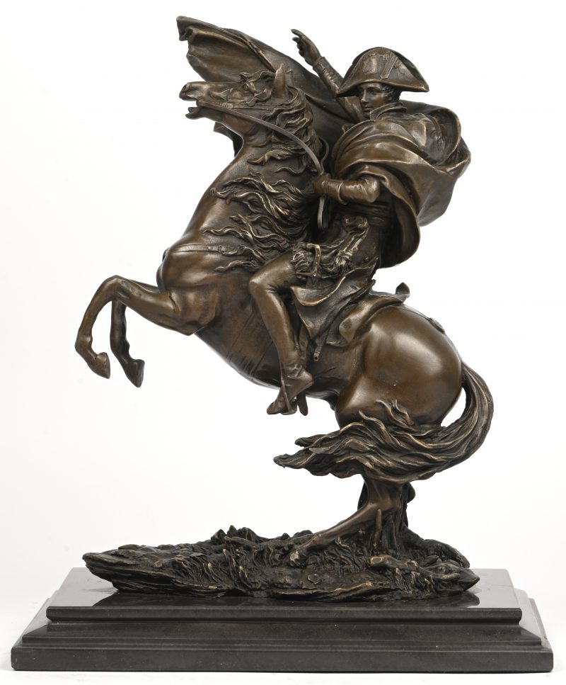 Een bronzen beeld van Napoleon te paard, draagt handtekening ‘Claude’.