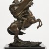 Een bronzen beeld van Napoleon te paard, draagt handtekening ‘Claude’.