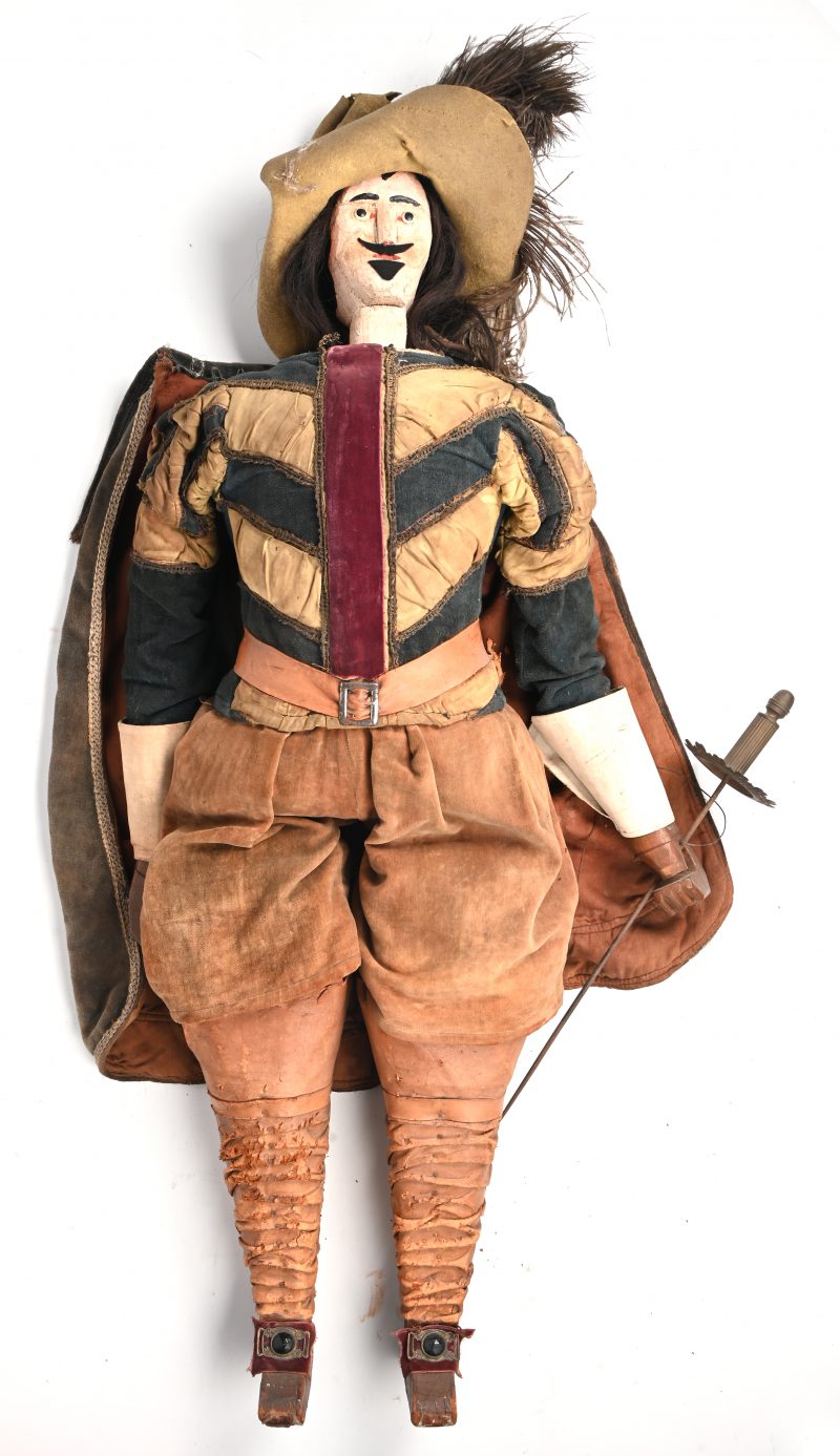 Een marionet uit een poesjenellentheater vervaardigd uit hout, stof en metaal.