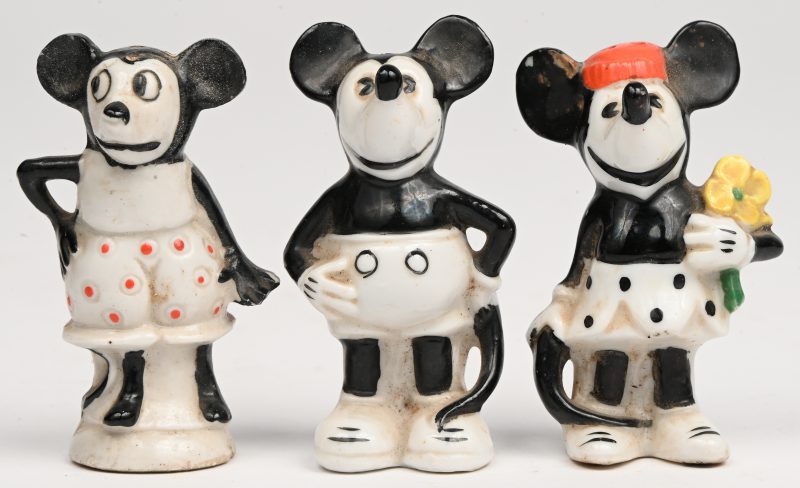 Een setje van 3 Mickey & Minnie Mouse peper- en zoutvaatjes, ca 1930.