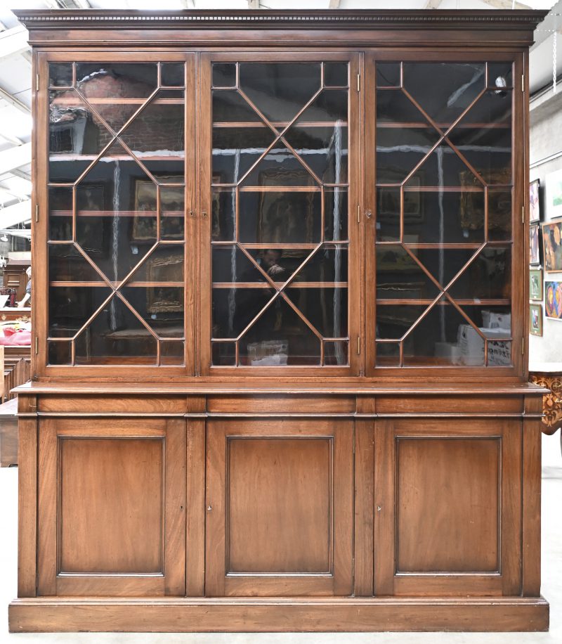 Een Engelse mahoniehouten bibliotheekkast, zesdeurs met 3 laden.