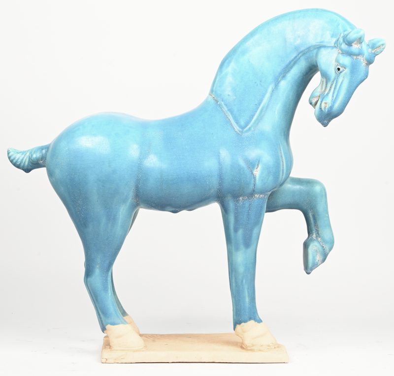 Paard van lichtblauw geglazuurd terracotta naar de Tangdynastie.