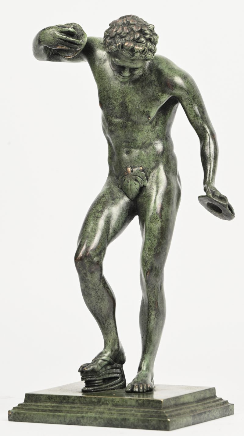 Een bronzen beeldje van een man met cimbalen, naar de klassieke oudheid.