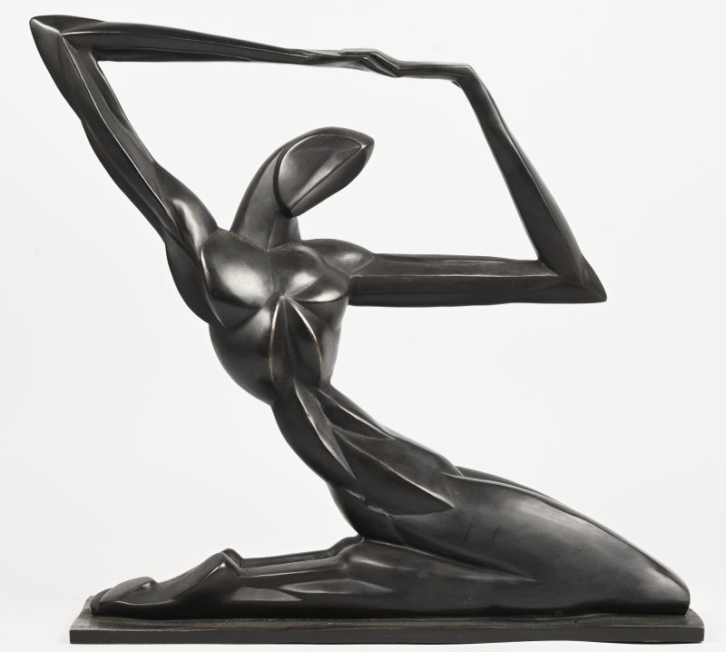 Een modern bronzen beeld van een knielende figuur naar Oswald Herzog.