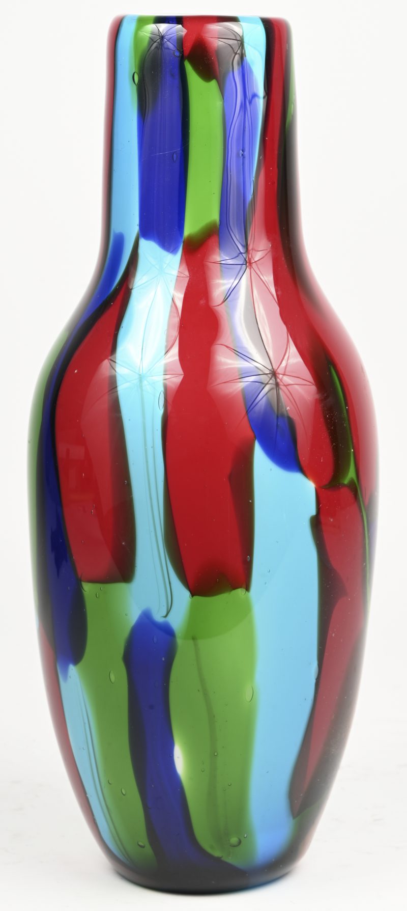 Een veelkleurige vaas van Murano glas.