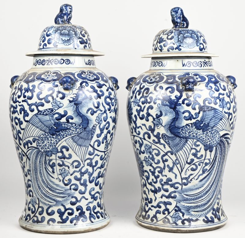 Een paar Chinese porseleinen dekselvazen met blauw en witte versiering.