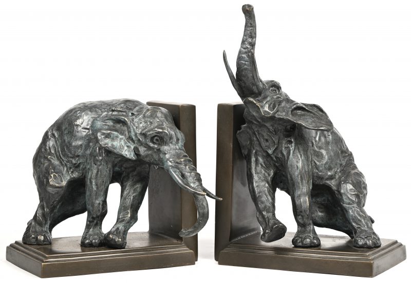 Een paar bronzen boekensteunen in de vorm van olifanten met blauw-groen patina.